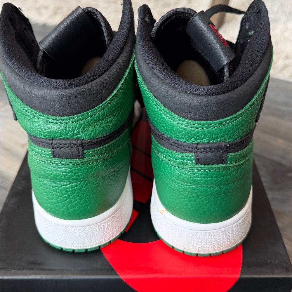 Nike Air Jordan 1 retro High pine Green and Black Sneakers - Picture 3 of 8